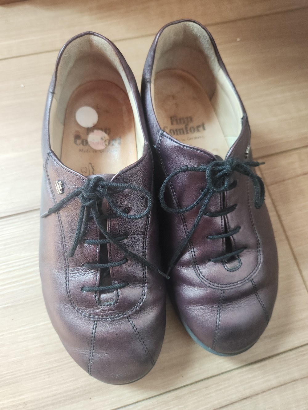 Finn Comfort Women’s Burgundy Leather Lace-Up Shoes.
